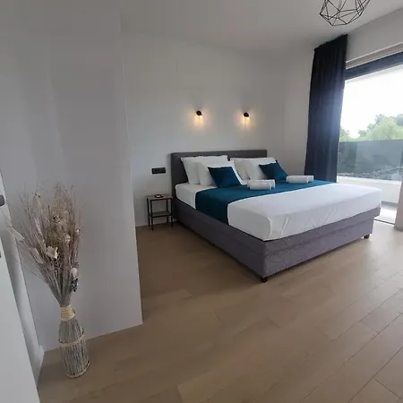 Geminos I Villa