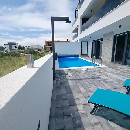 Geminos I فيلة *