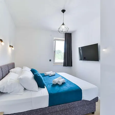 فيلة Geminos I *