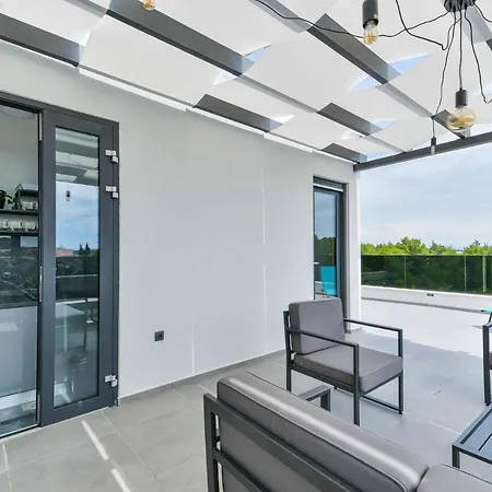 Geminos I فيلة *