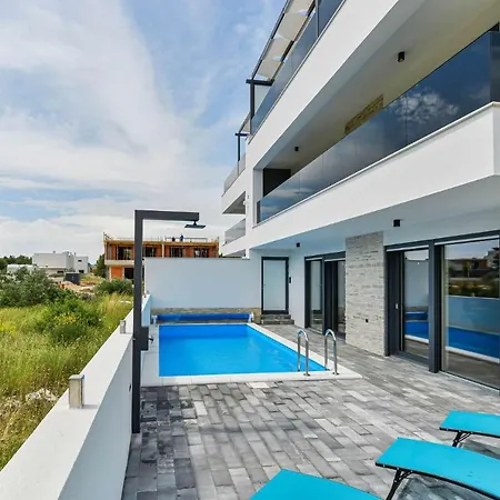 Geminos I Villa